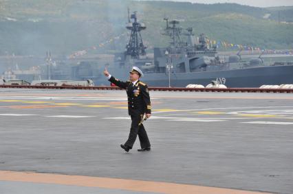 Североморск. Военно-морской парад в День ВМФ РФ. Тяжелый авианесущий крейсер `Адмирал флота Советского Союза Кузнецов`. На снимке: офицер.