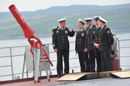 Североморск. Военно-морской парад в День ВМФ РФ. Тяжелый авианесущий крейсер `Адмирал флота Советского Союза Кузнецов`. На снимке: офицеры.