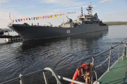 Североморск. Военно-морской парад в День ВМФ РФ. На снимке: большой десантный корабль БДК-45 `Георгий Победоносец`