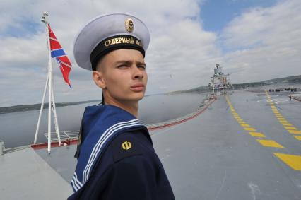 Североморск. Военно-морской парад в День ВМФ РФ. Тяжелый авианесущий крейсер `Адмирал флота Советского Союза Кузнецов`. На снимке: военнослужащий стоит на палубе крейсера.