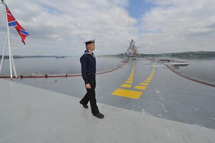 Североморск. Военно-морской парад в День ВМФ РФ. Тяжелый авианесущий крейсер `Адмирал флота Советского Союза Кузнецов`. На снимке: военнослужащий стоит на палубе крейсера.