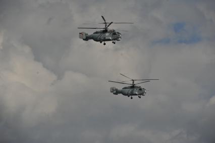 Североморск. Военно-морской парад в День ВМФ РФ. На снимке: корабельные вертолеты Ка-27.