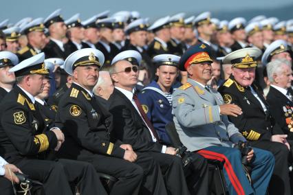 Североморск. Военно-морской парад в День ВМФ РФ. На снимке (справа налево): командующий Северным Флотом РФ адмирал Владимир Королев, министр обороны РФ Сергей Шойгу, президент РФ Владимир Путин и  командир авианосца `Адмирал флота Советского Союза Кузнецов`, капитан 1 ранга Сергей Артамонов.