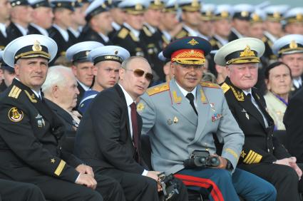 Североморск. Военно-морской парад в День ВМФ РФ. На снимке (слева направо): командир авианосца `Адмирал флота Советского Союза Кузнецов`, капитан 1 ранга Сергей Артамонов, президент РФ Владимир Путин, министр обороны РФ Сергей Шойгу и командующий Северным Флотом РФ адмирал Владимир Королев.