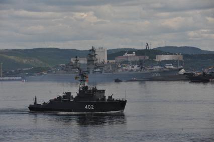 Североморск. Военно-морской парад в День ВМФ РФ. На снимке: базовый тральщик проекта 1265 `Полярный`.