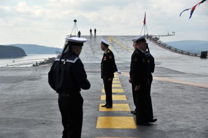 Североморск. Военно-морской парад в День ВМФ РФ. Тяжелый авианесущий крейсер `Адмирал флота Советского Союза Кузнецов`.