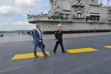 Североморск. Военно-морской парад в День ВМФ РФ. Тяжелый авианесущий крейсер `Адмирал флота Советского Союза Кузнецов`. На снимке: президент компании `Роснефть` Игорь Сечин (слева).