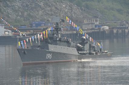 Североморск. Военно-морской парад в День ВМФ РФ. На снимке: малый противолодочный корабль МПК-59 `Снежногорск`.