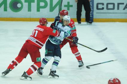 Матч КХЛ: «Автомобилист» (Екатеринбург) 2-0 «Югра» (Ханты-Мансийск). №11 Эдуард Левандовский, №97 Никита Гусев