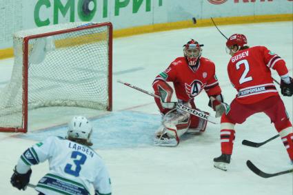 Матч КХЛ: «Автомобилист» (Екатеринбург) 2-0 «Югра» (Ханты-Мансийск). Вратарь №21 Якуб Ковард, №2 Сергей Гусев