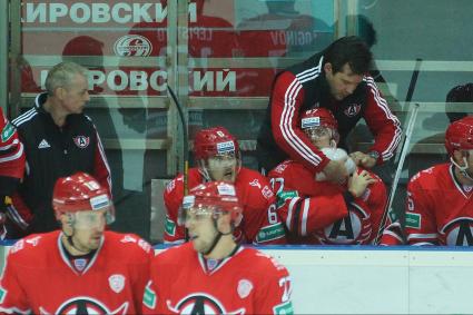 Матч КХЛ: «Автомобилист» (Екатеринбург) 2-0 «Югра» (Ханты-Мансийск). Врач ХК \"Автомобилист\" прикладывает мешок с лльдом к плечу №87 Александра Бумагина