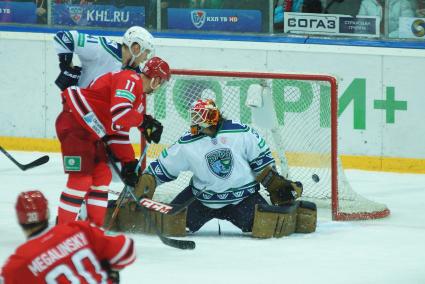 Матч КХЛ: «Автомобилист» (Екатеринбург) 2-0 «Югра» (Ханты-Мансийск). №11 Эдуард Левандовский забил гол в ворота вратаря №33 Барри Браст