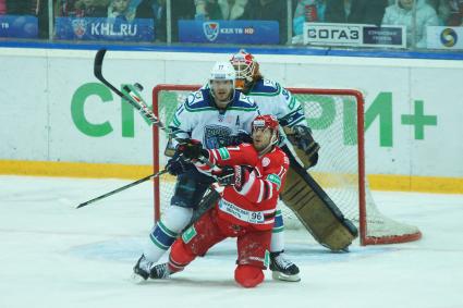 Матч КХЛ: «Автомобилист» (Екатеринбург) 2-0 «Югра» (Ханты-Мансийск). №17 Аарон Полушай, №11Дмитрий РЯбыкин, вратарь №33 Барри Браст