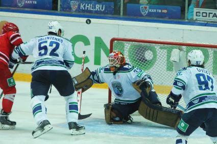 Матч КХЛ: «Автомобилист» (Екатеринбург) 2-0 «Югра» (Ханты-Мансийск). вратарь №33 Барри Браст