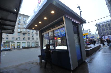 Современный киоск нового образца на улице Тверская.