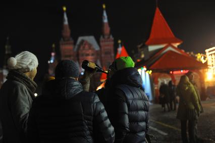 Празднование Старого Нового года в Москве. На снимке: молодые люди пьют шампанское на Красной площади.