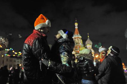 Празднование Старого Нового года в Москве. На снимке: целующиеся влюбленные в шапках Деда Мороза на Красной площади.