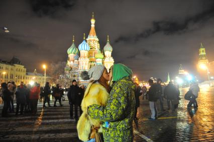 Празднование Старого Нового года в Москве. На снимке: целующиеся влюбленные на Красной площади.