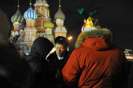 Празднование Старого Нового года в Москве. На снимке: молодые люди пьют шампанское на Красной площади.