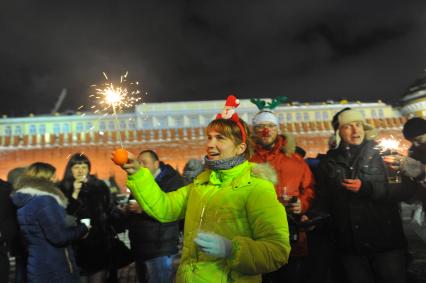 Празднование Старого Нового года в Москве. На снимке: девушки с бенгальскими огнями на Красной площади.