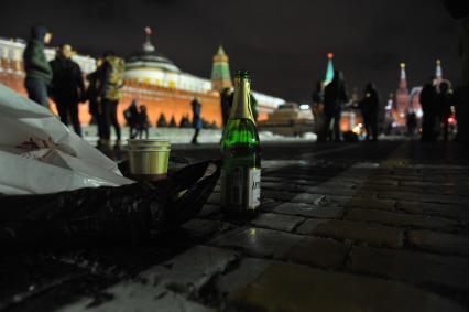 Празднование Старого Нового года в Москве. На снимке: бутылка шампанского на Красной площади.