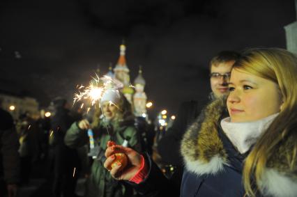 Празднование Старого Нового года в Москве. На снимке: девушки с бенгальскими огнями на Красной площади.