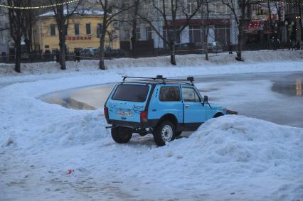 Чистые пруды в Москве.  На снимке:  автомобиль ВАЗ-2121 `Нива` припаркованная у пруда.