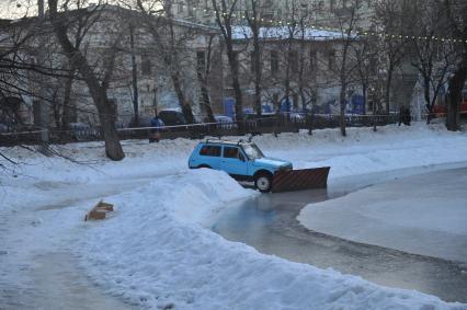 Чистые пруды в Москве.  На снимке:  автомобиль ВАЗ-2121 `Нива` припаркованная у пруда.