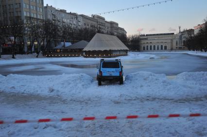 Чистые пруды в Москве.  На снимке:  автомобиль ВАЗ-2121 `Нива` припаркованная у пруда.