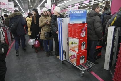 Барнаул. Открытие нового магазина бытовой техники и электроники Media Markt. На снимке: покупатели стоят в очереди в кассу.