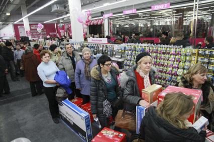 Барнаул. Открытие нового магазина бытовой техники и электроники Media Markt. На снимке: покупатели стоят в очереди в кассу.