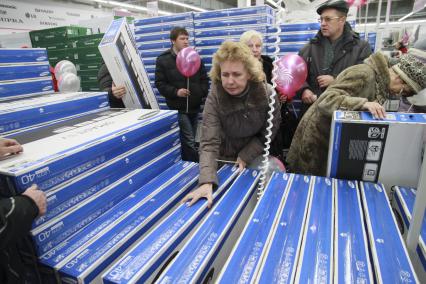 Барнаул. Открытие нового магазина бытовой техники и электроники Media Markt. На снимке: покупательница выбирает телевизор с поддержкой Smart TV.