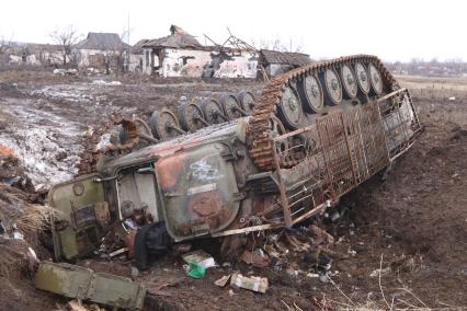 с.Никишино. Бои за село между ополчением ДНР и украинскими военными велись 4 месяца. В минувшие выходные ополченцы заняли село. На снимке: взорванный украинский БМП.