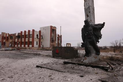 с.Никишино. Бои за село между ополчением ДНР и украинскими военными велись 4 месяца. В минувшие выходные ополченцы заняли село. На снимке: памятник Великой отечественной войны.