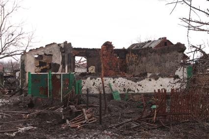 с.Никишино. Бои за село между ополчением ДНР и украинскими военными велись 4 месяца. В минувшие выходные ополченцы заняли село. На снимке: разрушенный дом.