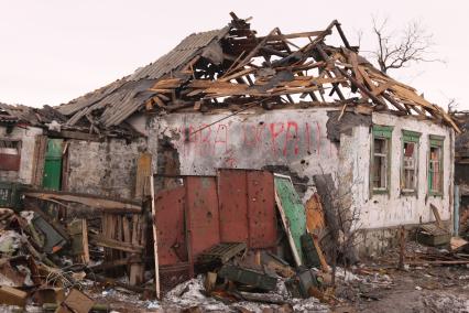 с.Никишино. Бои за село между ополчением ДНР и украинскими военными велись 4 месяца. В минувшие выходные ополченцы заняли село. На снимке: надпись на украинском языке на фасаде разрушенного дома `Слава Украине\"`.