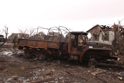 с.Никишино. Бои за село между ополчением ДНР и украинскими военными велись 4 месяца. В минувшие выходные ополченцы заняли село. На снимке: взорванный грузовик.