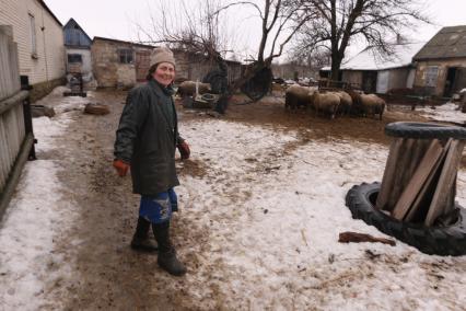 с.Никишино. Бои за село между ополчением ДНР и украинскими военными велись 4 месяца. В минувшие выходные ополченцы заняли село. На снимке: вторая жительница села - Наташа Крайняя.