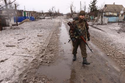 с.Никишино. Бои за село между ополчением ДНР и украинскими военными велись 4 месяца. В минувшие выходные ополченцы заняли село. На снимке: ополченец идет по дороге.