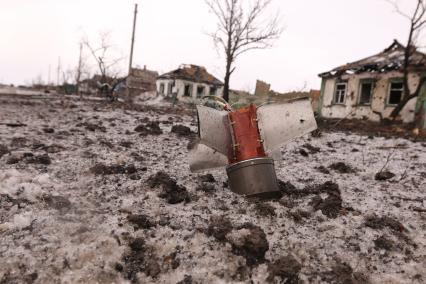 с.Никишино. Бои за село между ополчением ДНР и украинскими военными велись 4 месяца. В минувшие выходные ополченцы заняли село. На снимке: реактивный снаряд в земле.