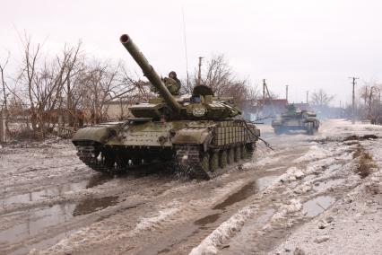 с.Никишино. Бои за село между ополчением ДНР и украинскими военными велись 4 месяца. В минувшие выходные ополченцы заняли село. На снимке: ополченцы ДНР на танке с активной броней.