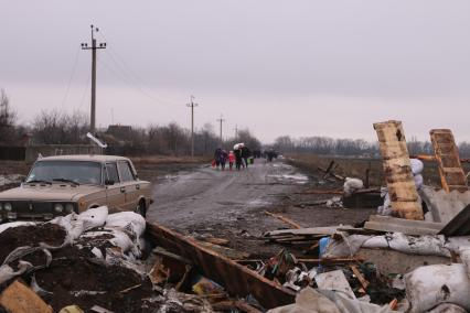 Углегорск. Подразделения ДНР открыли гуманитарный коридор для горожан и организовали эвакуацию. На снимке: местные жители покидают город.