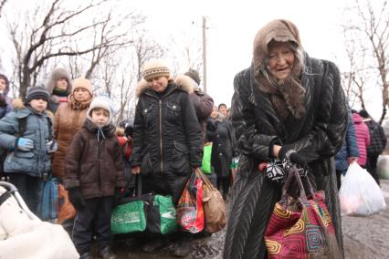 Углегорск. Подразделения ДНР открыли гуманитарный коридор для горожан и организовали эвакуацию.