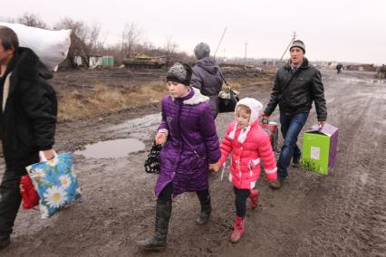 Углегорск. Ополченцы ДНР открыли гуманитарный коридор для горожан и организовали эвакуацию. На снимке: местные жители покидают город.