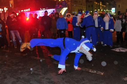 Празднование Нового года на Тверской улице в Москве. На снимке: молодой человек  в костюме Санта Клауса танцует брейк-данс