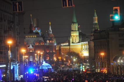 Празднование Нового года на Тверской улице в Москве. На снимке: толпа людей.