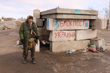 п.Красный Партизан перешел под контроль ополченцев ДНР. На снимке: ополченец стоит у бывшего украинского блокпоста на трассе-Горловка-Донецк.