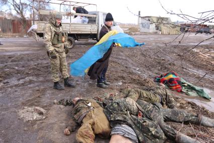 п.Красный Партизан перешел под контроль ополченцев ДНР. На снимке: командир отряда бригады `Восток` с позывным `Душман` (слева) и отец Дмитрий Поворотный, приехавший забрать трупы убитых украинских солдат.