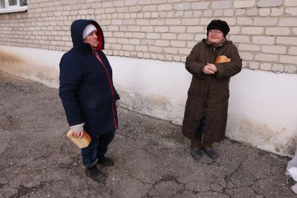 п.Красный Партизан перешел под контроль ополченцев ДНР. На снимке: местные жительницы с хлебом, привезенным ополченцами.