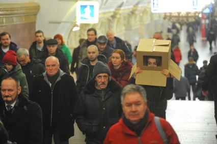 Девушка с коробкой на голове в московском метро.